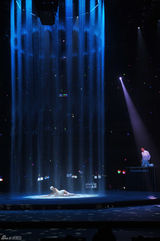 组图：刘德华广州开唱秀肌肉 与辣妹跳贴身热舞