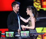 幻灯图：斯图尔特和帕丁森MTV大奖再获最佳接吻奖