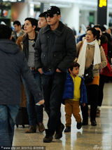 组图：刘烨携妻儿现身机场 洋媳妇带萌娃抢眼