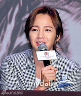 组图：张根硕将亚洲巡演 出席活动献飞吻