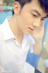 组图：刘孟哲现身森林公园 联袂金浩森打造青春写真