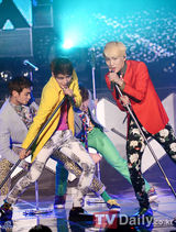 组图：韩团SHINee新专辑回归首唱疯狂火爆