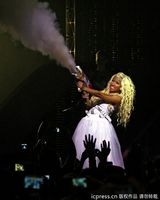 组图：麻辣鸡个唱粉丝强行上台 与保镖激烈扭打