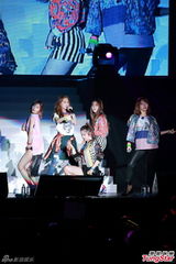 组图：韩团4minute性感登陆香港 热舞大秀美腿