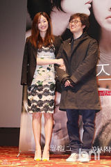 组图：韩星金孝珍新片《结束和开始》记者会