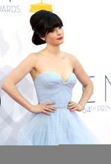 组图：艾美奖红毯 佐伊-丹斯切尔抹胸薄纱伞裙