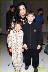 组图：水果姐梅尔浪漫约会 与圣诞老人合影显俏皮