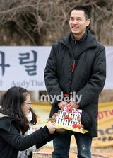 幻灯图集：神话成员Andy入伍 剃发微笑告别歌迷