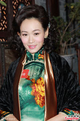 组图：钟嘉欣成视后大热 前哨战败阵也开心