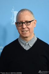 组图：柏林电影节众评委合影 梁朝伟微笑现身