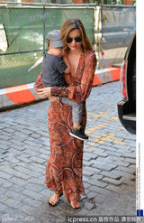 组图：米兰达出街紧搂儿子 小宝贝躺肩头羞涩