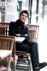 组图：冯绍峰漫步巴黎街头展招牌式微笑