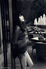 组图：香香拍摄黑白诱惑写真小露性感