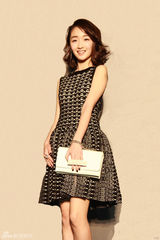 组图：周冬雨黑白伞裙与张曼玉竞艳甜美可人