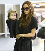 组图：贝嫂与女儿母女装抢镜 小七穿黑色斗篷卖萌