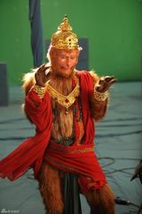 幻灯图：吴樾斗战胜佛造型华丽 红绿混搭玩撞色时尚