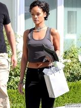 组图：蕾哈娜打赢官司心情好 真空背心激凸逛街
