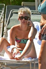 组图：麦莉比基尼平板身材 短发英气显腰间赘肉