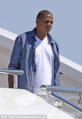 组图：碧昂斯踩恨天高抱女登艇 热裤秀粗壮大腿