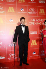 组图：冯绍峰亮相戛纳中国之夜 王中磊相伴走红毯