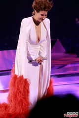 组图：甄妮香港个唱开幕 低胸热舞秀豪乳