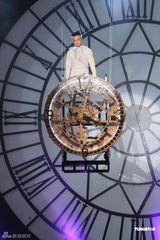 高清图：雨神陈奕迅台北开唱 大雨不减歌迷热情