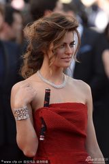 组图：名模戛纳助阵红毯 胸前别铁棍标新立异