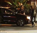 组图：曝暮光女玩调虎离山 背男友夜会劈腿导演