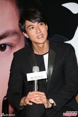 组图：吴尊文莱携女接妻儿出院 一家四口首曝光