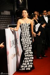 组图：金马红毯群星闪耀 舒淇深V亮胸性感爆棚