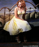 组图：斯嘉丽出演舞台剧 脱裙露豪乳“香飘四溢”