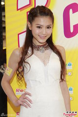 组图：周秀娜拍动作戏受伤 笑称要加片酬抵辛苦