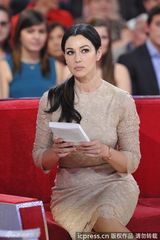 组图：贝鲁奇裸色蕾丝裙上节目 紧并双腿防走光