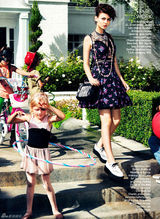 组图：维多利亚-嘉丝蒂登封面笑容甜美