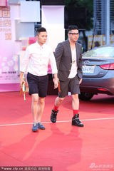 组图：比尔贾聂永真短裤走红毯 持枪耍帅