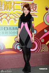 幻灯：椋名凛慈善活动抢镜 与Lisa S亲密笑声震天