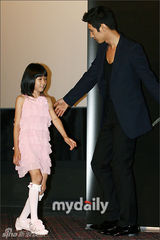 幻灯图：元彬新片《大叔》首映 为邻居少女挺身而出