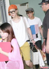 组图：韩国男团B.A.P.访港 粉丝接机送礼物