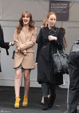 高清组图：莉顿-梅斯特街拍驼色大衣搭配纱裙