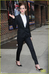 组图：艾玛-沃森特OL装扮 成熟时尚女王范