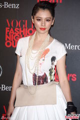 组图：徐若瑄乘千万跑车压轴登场 昆凌维护周董