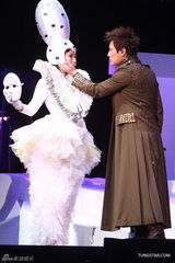 组图：张信哲红馆开唱 深情演绎哲式情歌