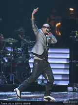 组图：张震岳热狗献唱金曲奖 嗨爆全场