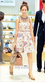 组图：韩星成宥利为品牌站台 透视短裙露酥胸