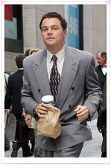 组图：莱昂纳多现身《华尔街之狼》片场