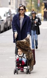 组图：辣妈米兰达-可儿街拍 大衣搭皮裤滑雪靴