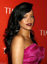 高清图：蕾哈娜玫红色宫廷式抹胸礼服性感亮相