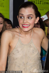 组图：艾玛《壁花少年》首映不慎露胸贴