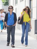 组图：美丽辣妈索菲亚与帅儿子纽约购物