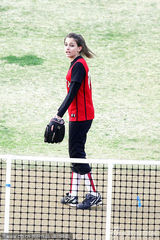 组图：杰克逊女儿帕里斯打垒球 扎马尾英姿飒爽